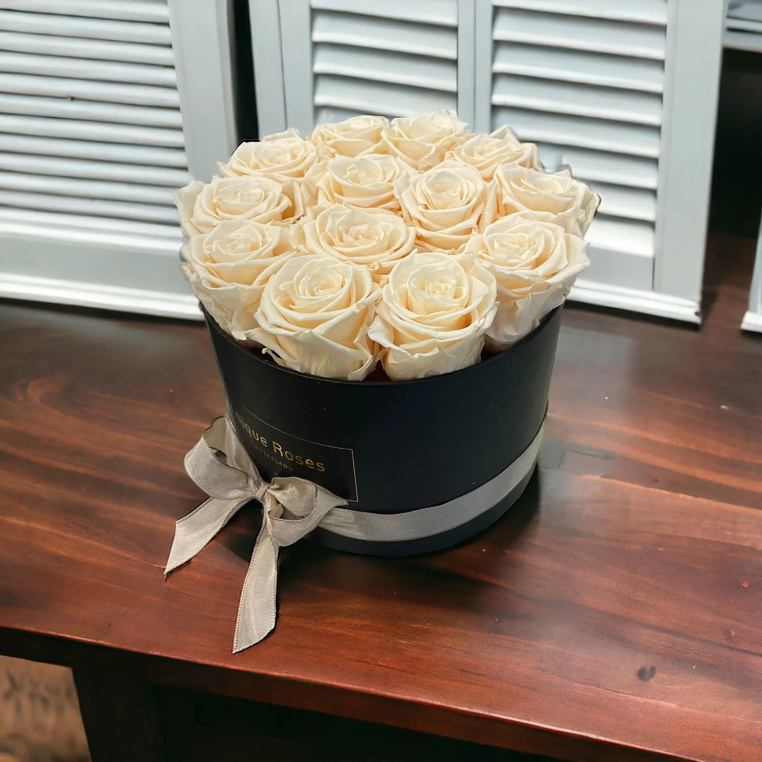 Infinity Roses in schwarzer Box mit Champagnerrosen